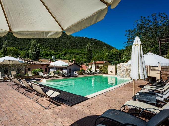 Swimming pool 4, Apartment in Umbria with Pool and Sauna, Perugia