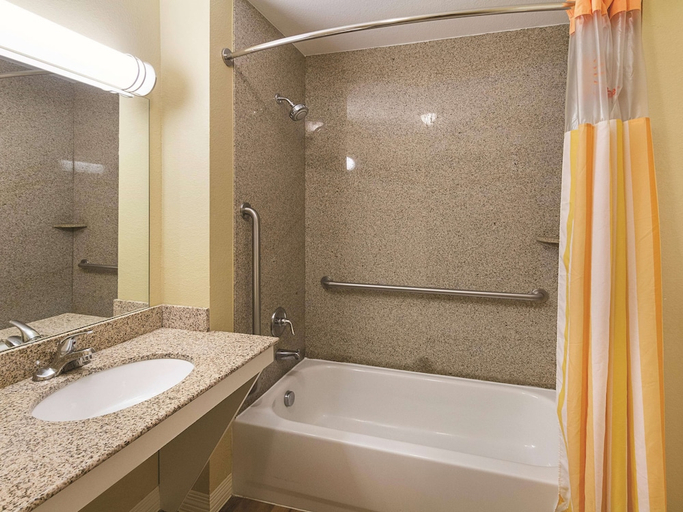 Bathroom, La Quinta Inn & Suites by Wyndham Waxahachie, Ellis