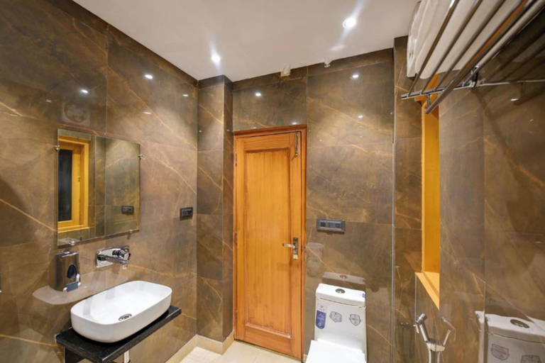 Bathroom 4, Hotel Surya Plaza, Delhi