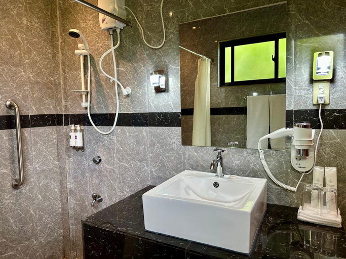 Bathroom 5, Strutz Art Garden Resort, Bangued