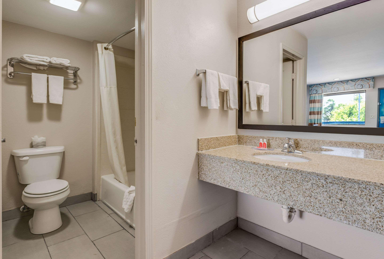 Bathroom 4, Econo Lodge Inn & Suites Enid South, Garfield