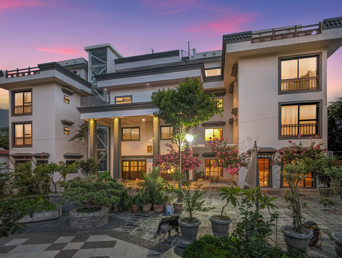Exterior & Views