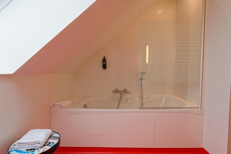 Bathroom, ibis Styles Saint-Brieuc Gare Centre, Côtes-d'Armor
