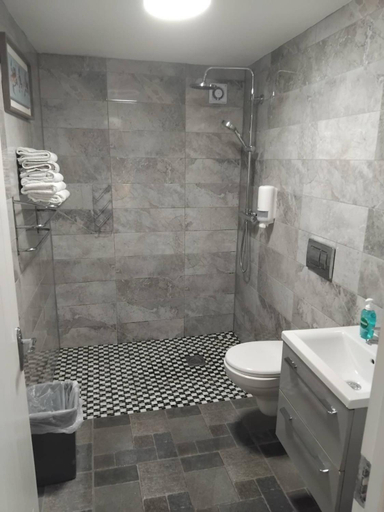 Bathroom 4, Matty's Pub - Apartment's