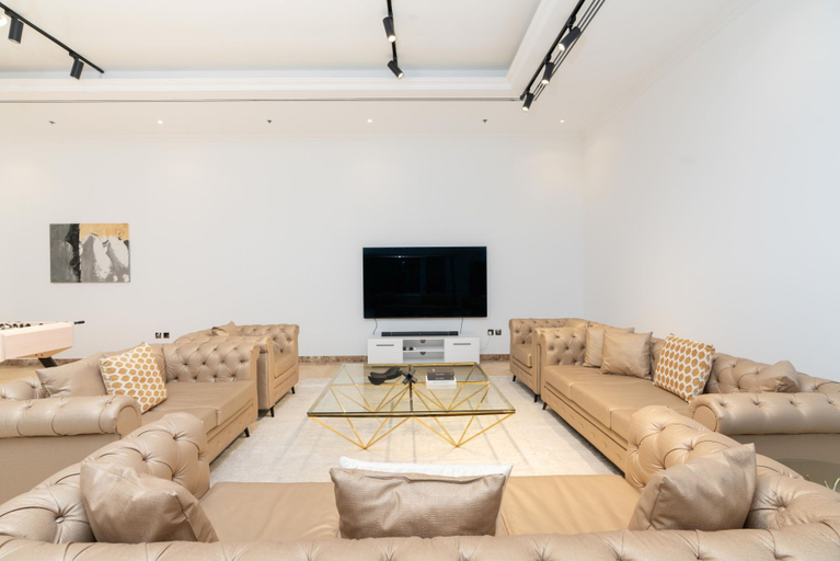 Living area 2, 4BR Maid Penthouse w Pool and Jacuzzi, Dubai