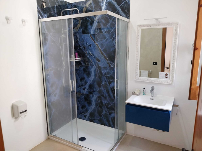 Bathroom 4, Parco Carabella, Foggia