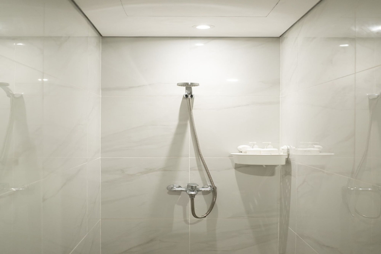 Bathroom 4, The Smith Luxury SkyView Apartments, Tangerang