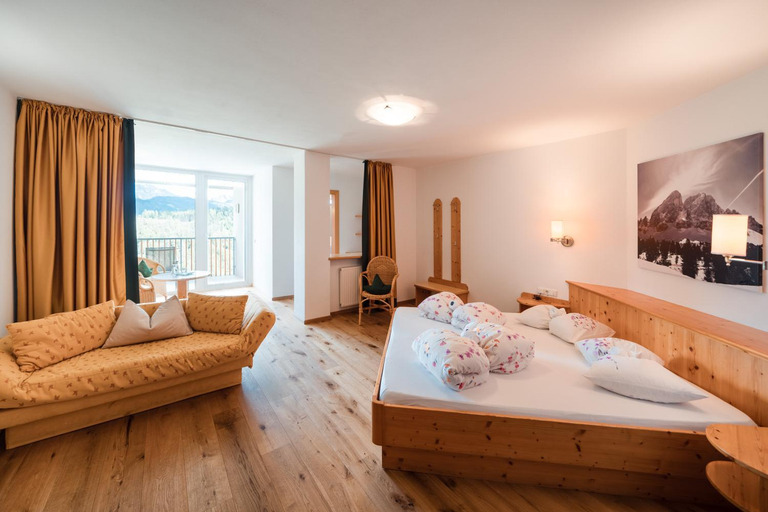 Bedroom 2, Hotel Pütia, Bolzano