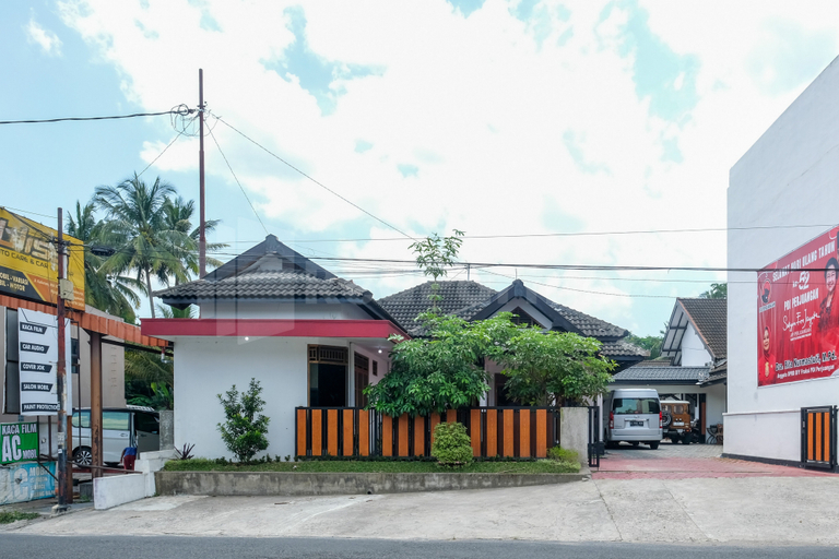 Exterior & Views 2, Griya Asri Guest House RedPartner, Sleman