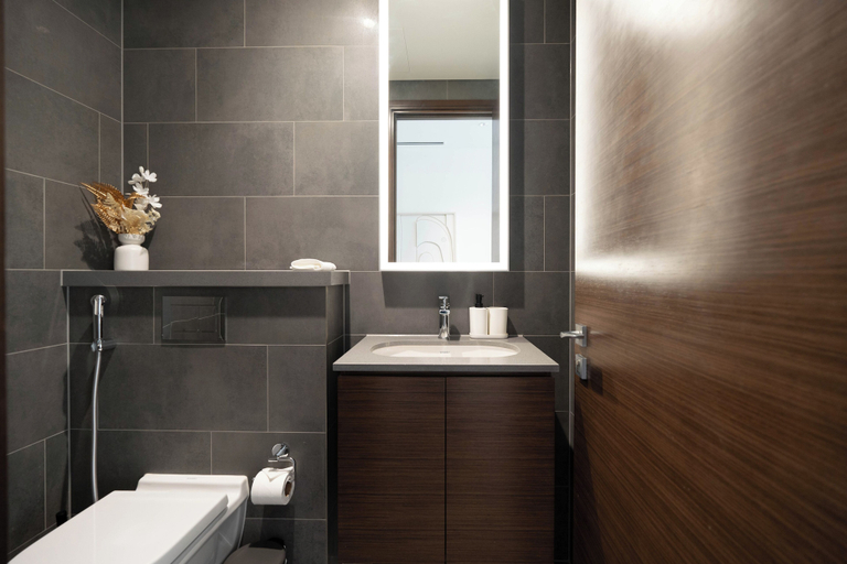 Bathroom 4, Premium 1BR Oasis - City Views & Pool, Dubai