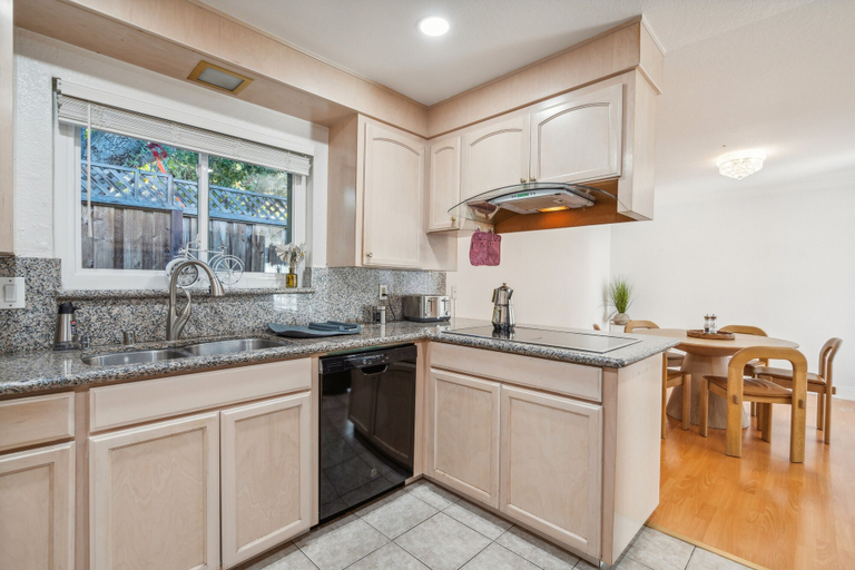 Private kitchen 4, Spacious Mountain View Duplex In Prime Location 3 Bedroom Duplex, Santa Clara