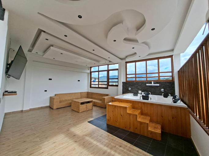 Others 4, Hotel Malaki, Isnos