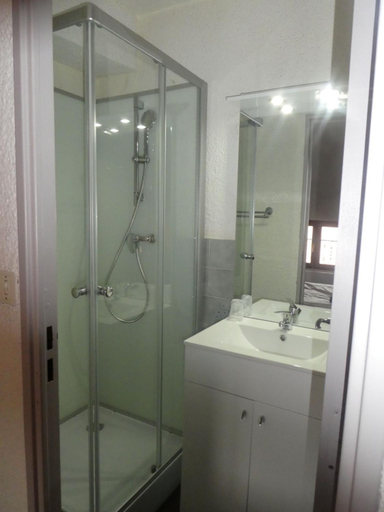 Bathroom 3, Le Ponant, Haute-Loire