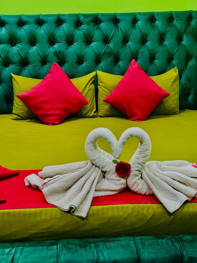 Room 4, White palace Airport hotel, Katana