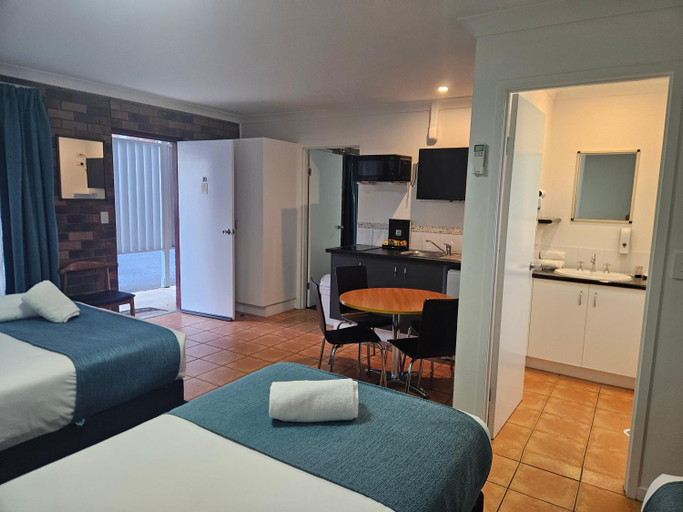 Bedroom 2, Cleveland Motor Inn, Ormiston