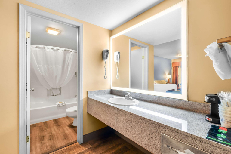Bathroom 3, Inn at Joshua Tree, San Bernardino