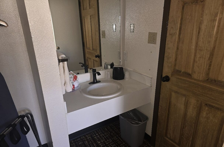 Bathroom 4, Econo Lodge Eagle Nest, Colfax