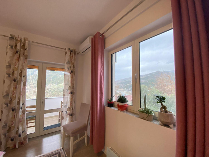 Others 5, Bright & Cozy Room with Balcony, Skraparit