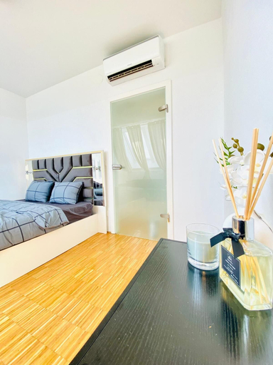 Room 3, Comfy 3BR Apt With Living Room Balcony, Wien