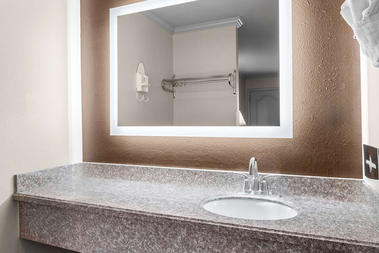 Bathroom 4, SureStay by Best Western Lakeview, Lake