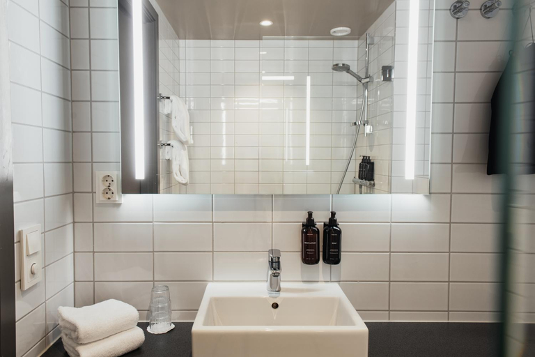 Bathroom 4, Clarion Collection Hotel Fregatten, Varberg