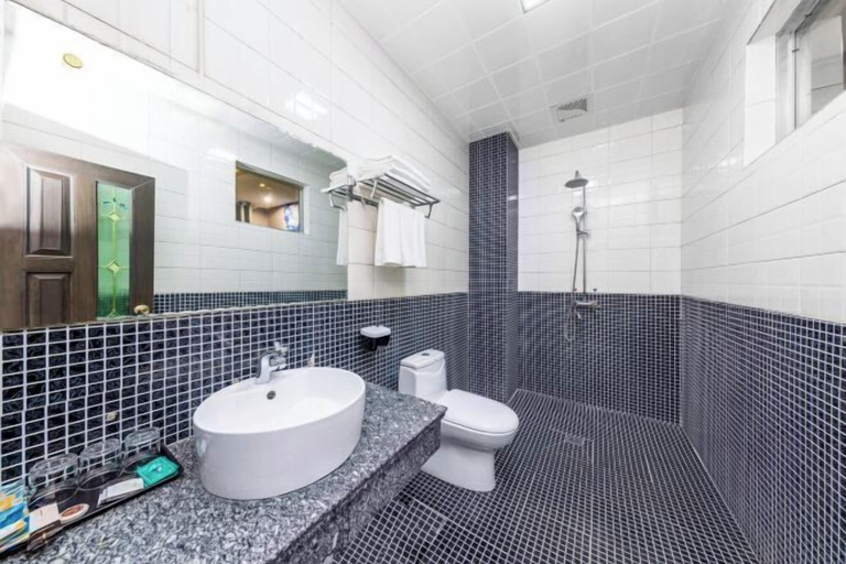 Bathroom 4, Lufeng Jiali Express Hotel, Chuxiong Yi