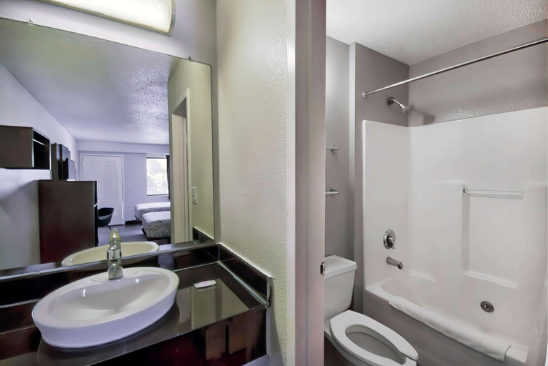 Bathroom 3, Motel6 Warren, MI - Detroit East, Macomb