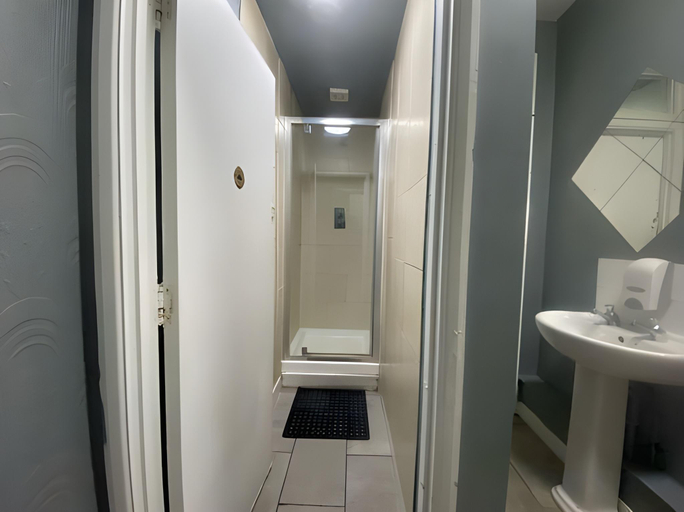 Bathroom 3, Queen Elizabeth Hostel, London