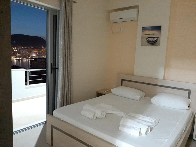 Others 5, Bill's Apartments, Sarandës