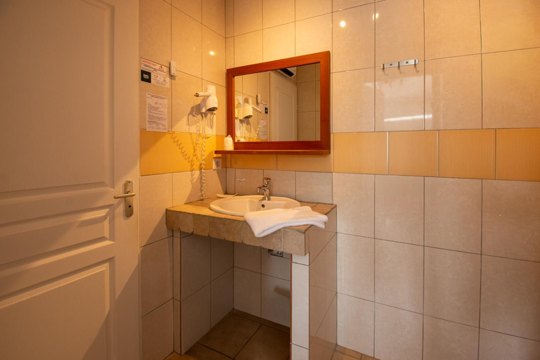 Bathroom 5, Hotel Le Clos Saint Loup, Aude