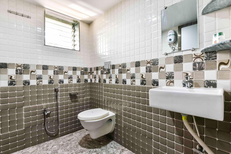 Bathroom 2, Hotel New Shree Niwas Near Matunga Railway Station, Mumbai City