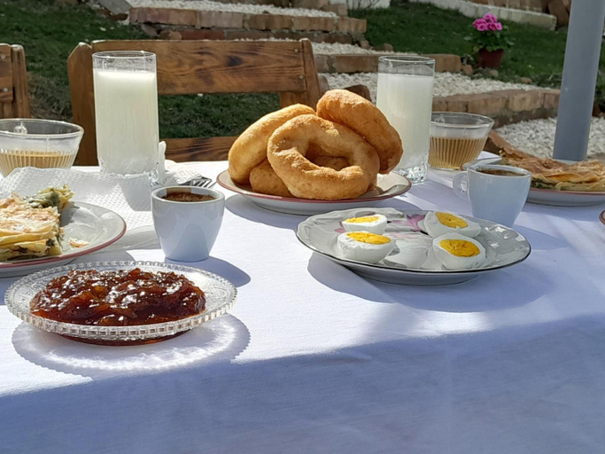Food & Drinks 2, bujtina Musta, Beratit