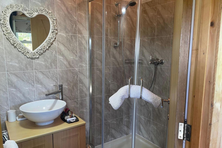 Bathroom 3, 1 Bedroom Cabin Sleeps 2, Private Garden, Wifi, Cornwall