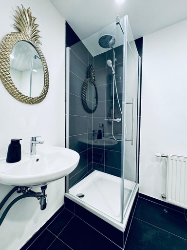Bathroom 4, 5BR Apartment Near Kaufpark Alterlaa, Wien