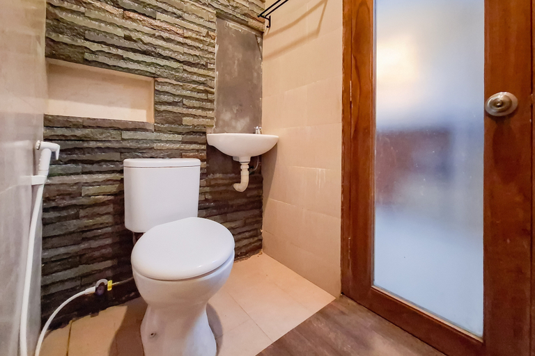 Bathroom 3, Urbanview Hotel Syariah SieKemboe Near Alun-Alun Jepara, Jepara