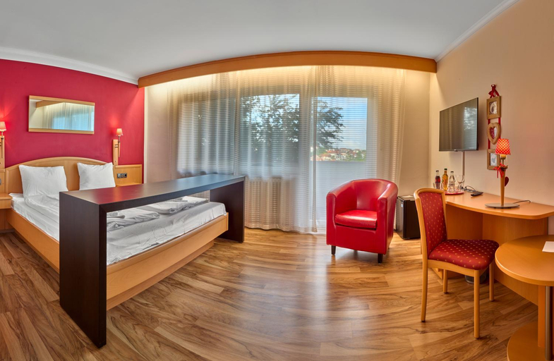 Others 5, LuCA Hotel, Regen