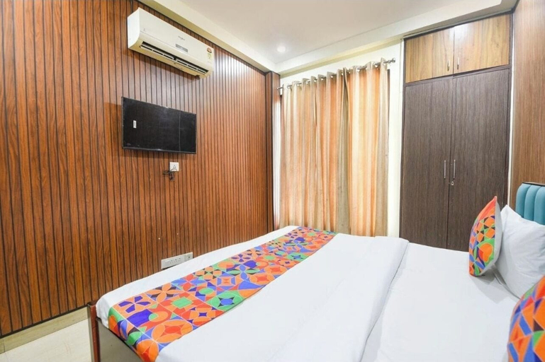 Room 2, Hotel Red Leaf, Gurgaon