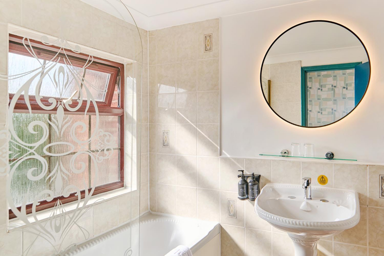 Bathroom 4, Bridge House Hotel, Birmingham