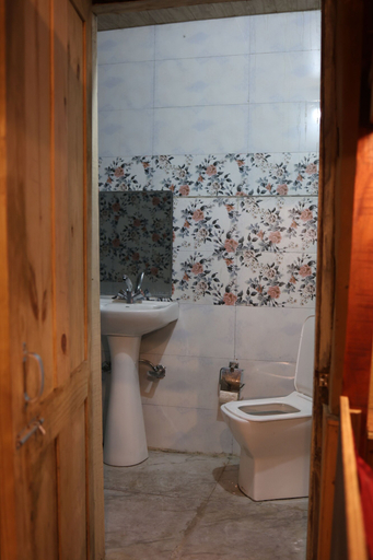 Bathroom 3, Tirthan Village Resort, Kullu