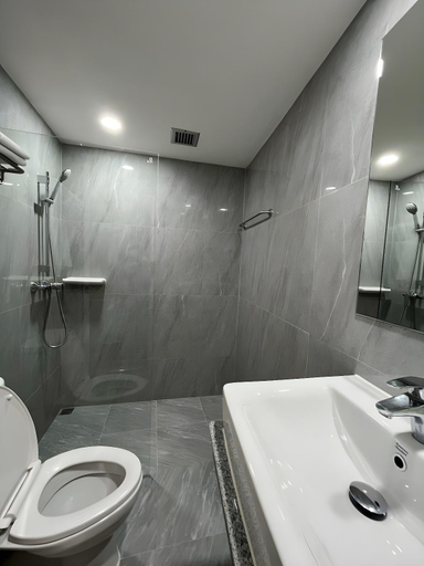 Bathroom 5, Dhevaraj Hotel, Muang Nan
