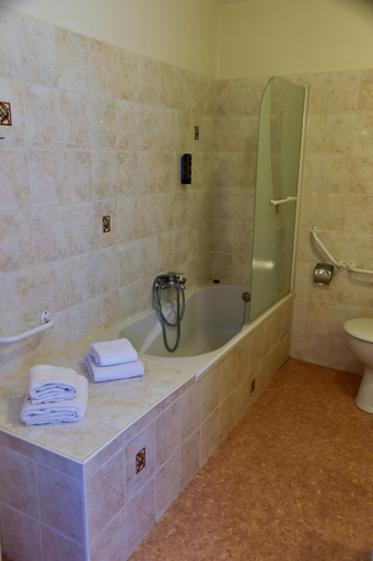 Bathroom 4, Logis Hotel Le Pelican & son restaurant, Maine-et-Loire
