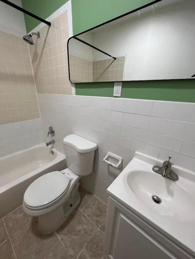 Bathroom 4, East Harlem Hostel, New York