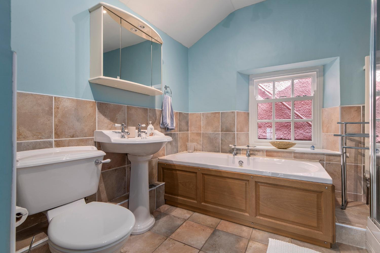 Bathroom 3, The Old Cottage - Central Location Near the Beach, Pembrokeshire