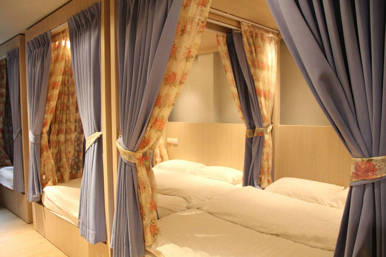 Bedroom 3, Kinnon Deluxe Hostel Coworking Cafe, Bang Rak