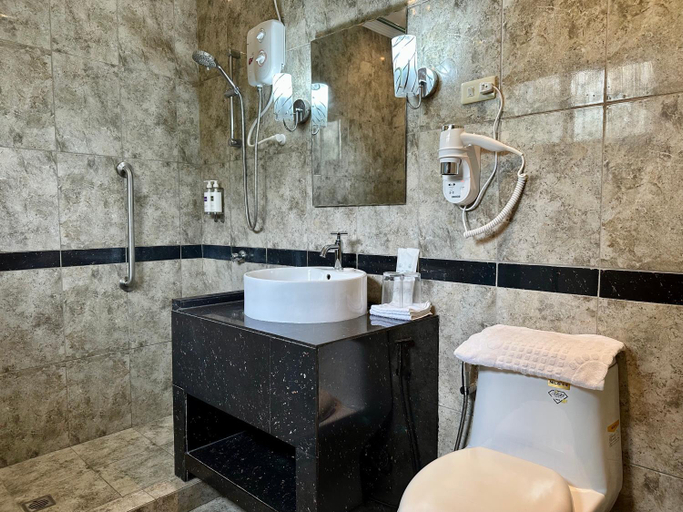 Bathroom 4, Strutz Art Garden Resort, Bangued