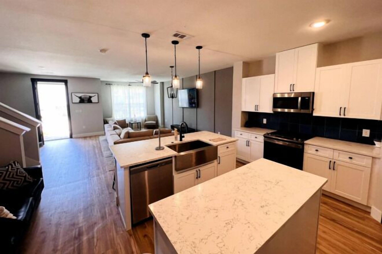 Private kitchen 2, Loop, New Luxurious Large 3BR, Sleeps 9 + Parking, Collin