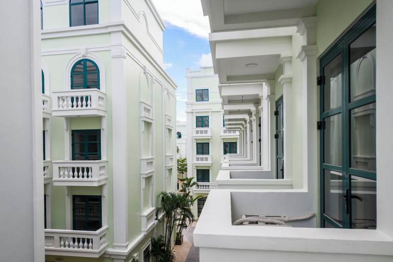 Exterior & Views