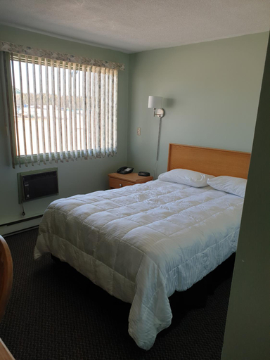 Bedroom, Chimo Motel, Cochrane