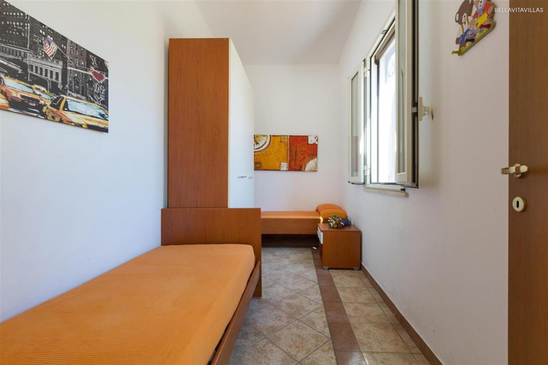 Room 5, 1069 Girasole Trilo 1 by Barbarhouse, Lecce