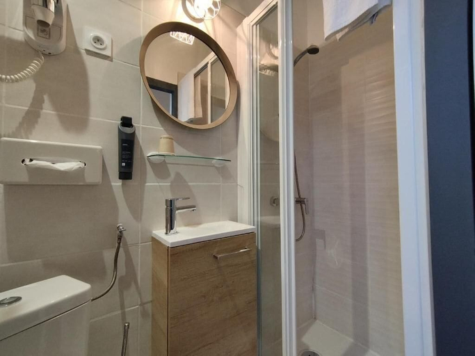 Bathroom 5, The Originals Access Hotel Le Canter, Maine-et-Loire
